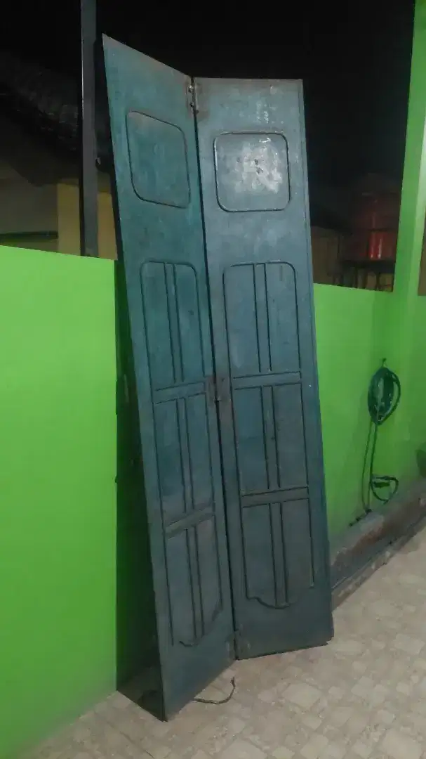 Pintu besi bekas ruko