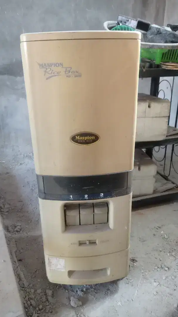 Dispenser beras tempat beras cosmos