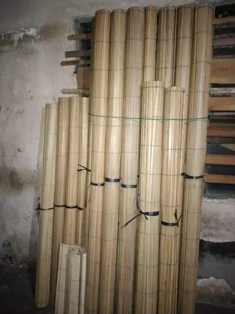 Tirai bambu sawet buat penghalang panas dan tampias hujan