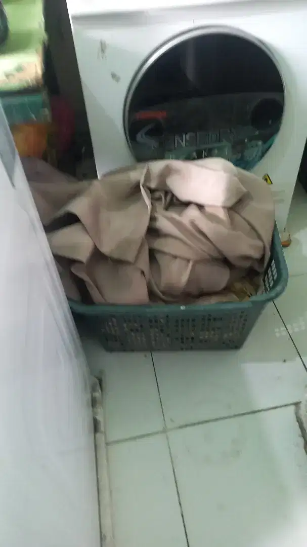 DICARI PEGAWAI LAUNDRY