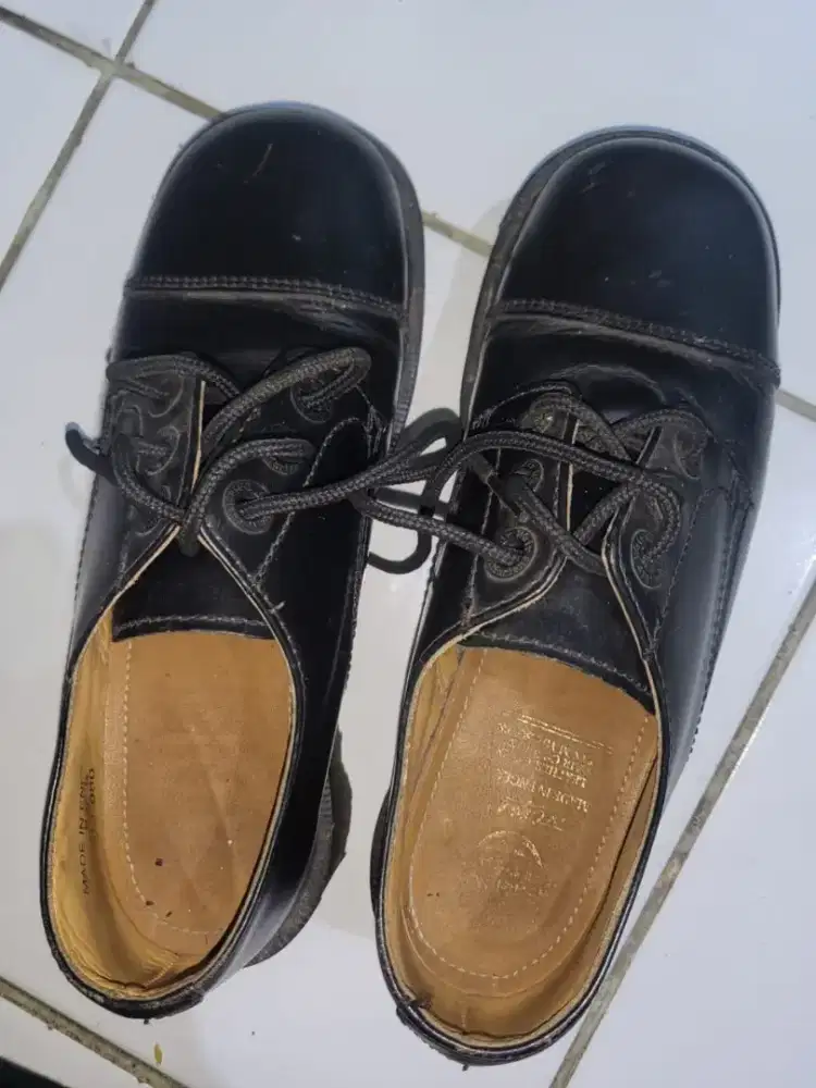 sepatu dr martens made in england