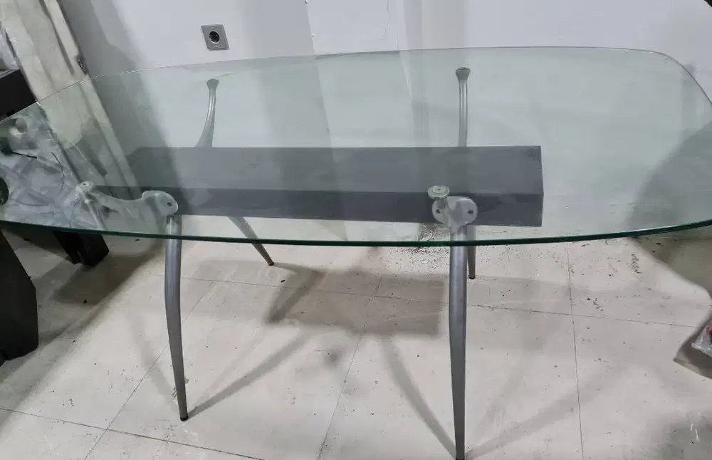 Meja Makan Kaca Minimalis