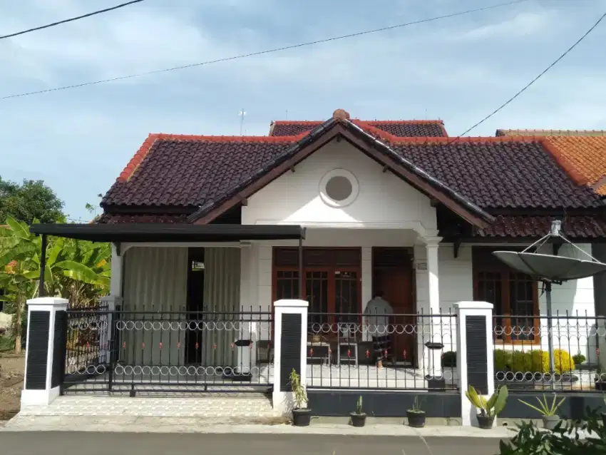 JUAL: RUMAH 2 LANTAI MEWAH DAN SANGAT STRATEGIS