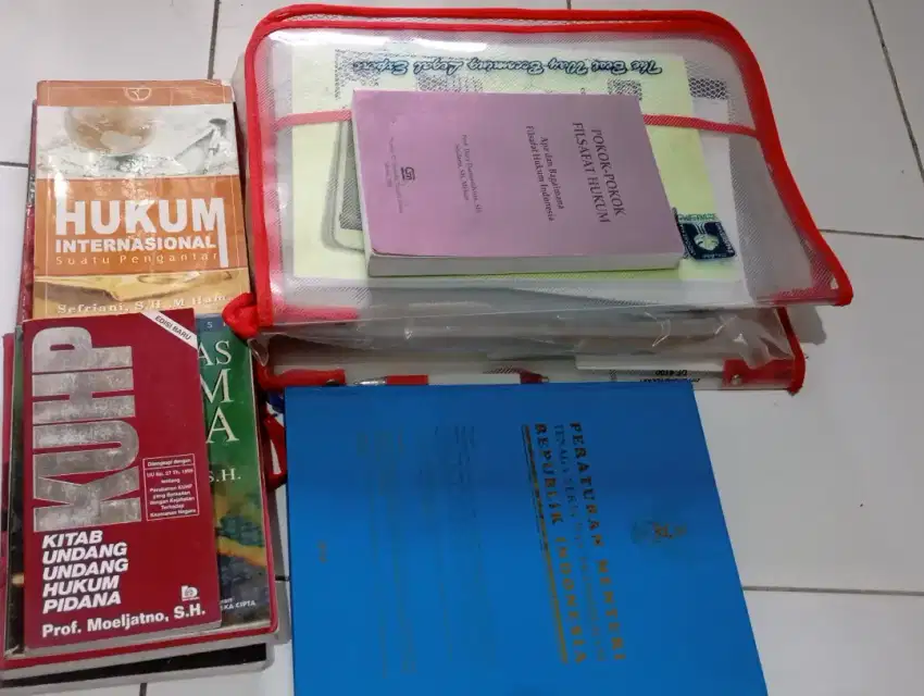 BUKU-BUKU BEKAS KULIAH HUKUM MURAH, FREE SEMUA MODUL.