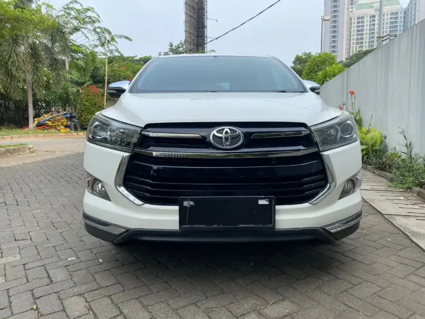 Toyota Kijang Innova 2.0 Venturer Bensin AT putih 2017
Km50rban ANTIK