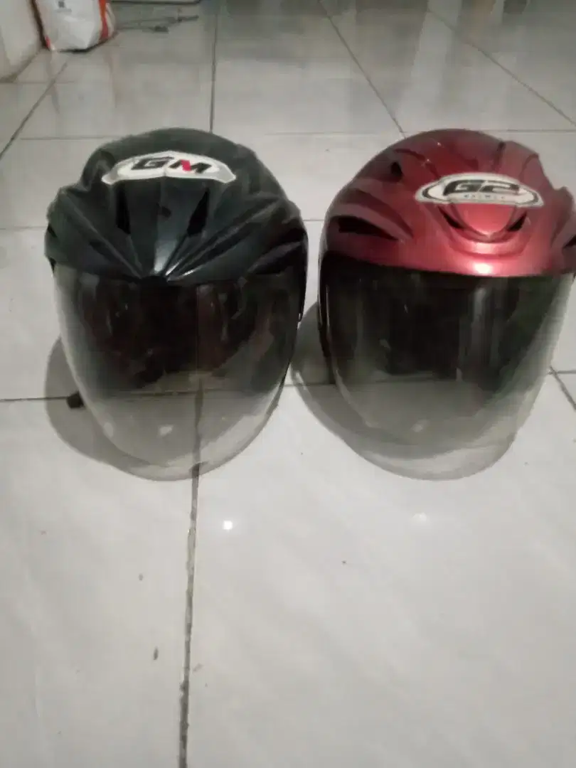 Helm motor hitam dan merah