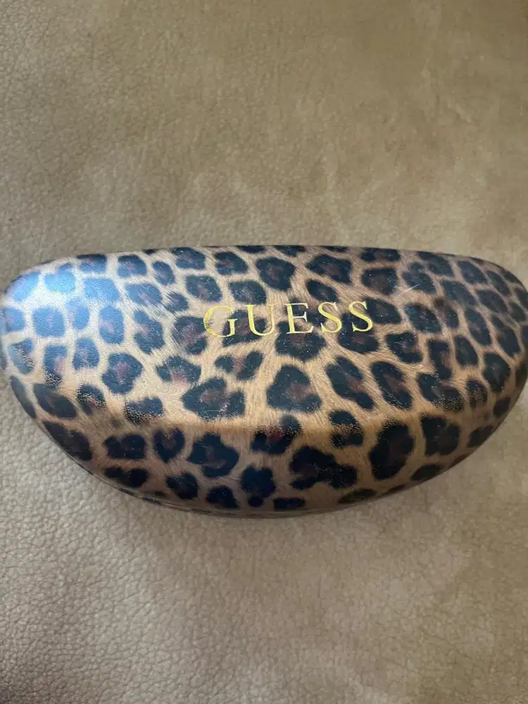 Kotak kacamata guess besa