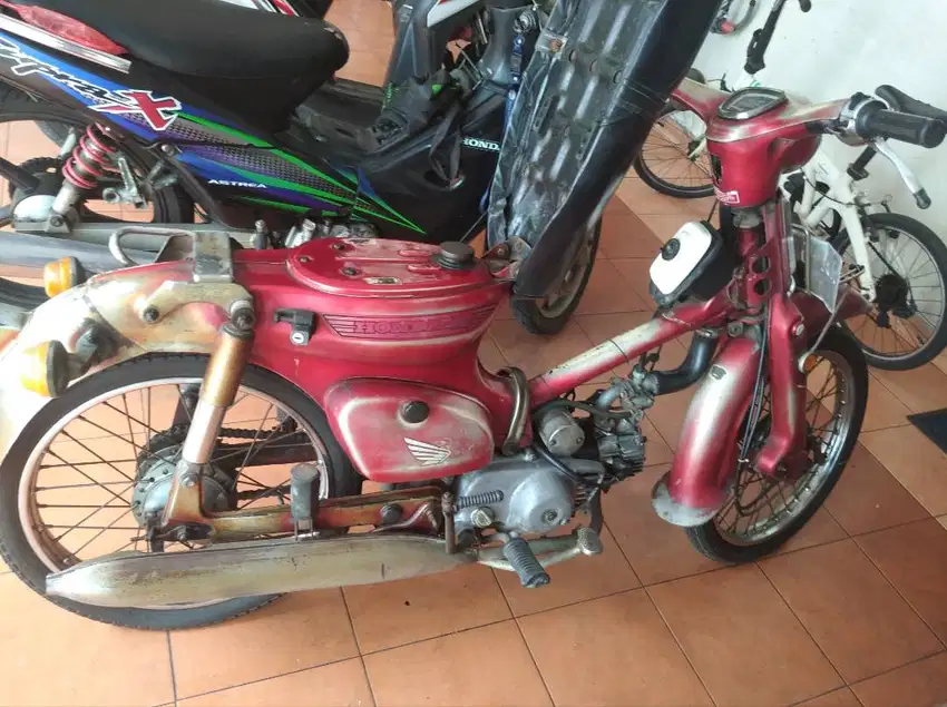 Honda C70 merah