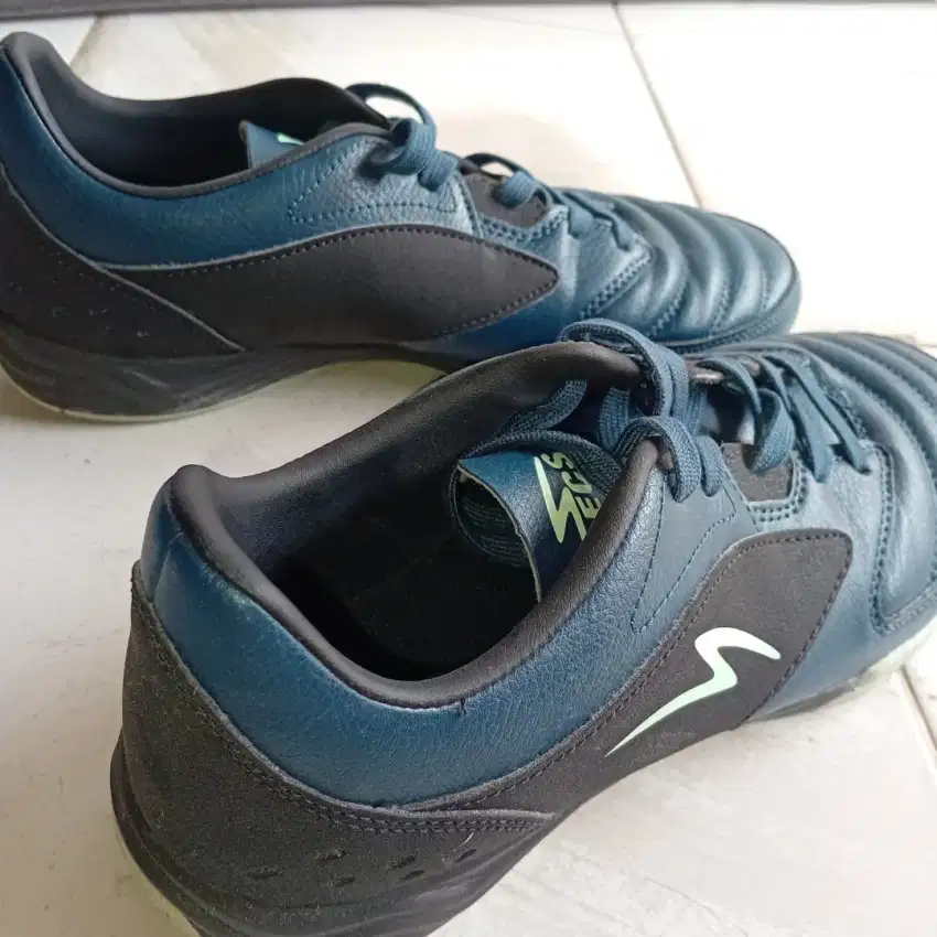 Sepatu futsal merek specs