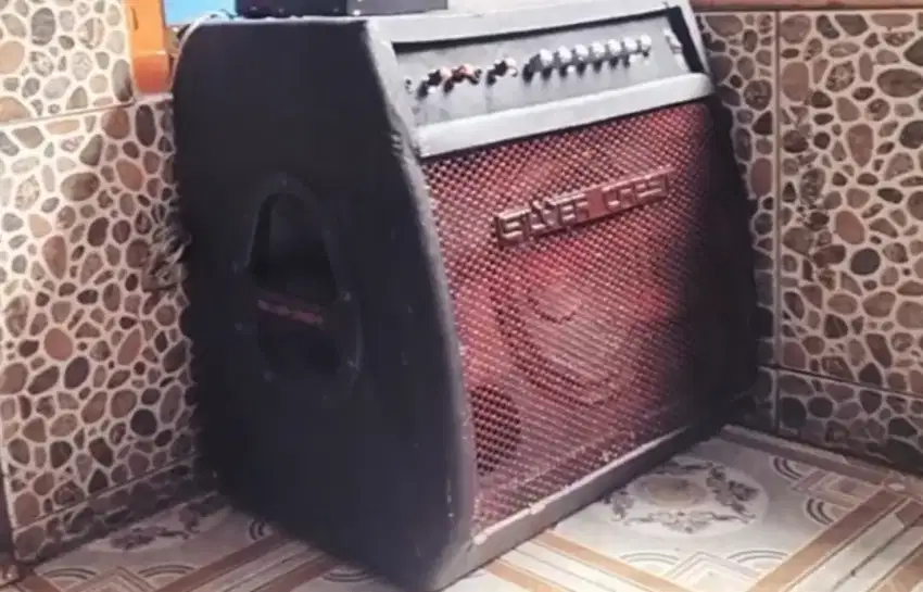 Amplifier gitar bix besar merk silver crast