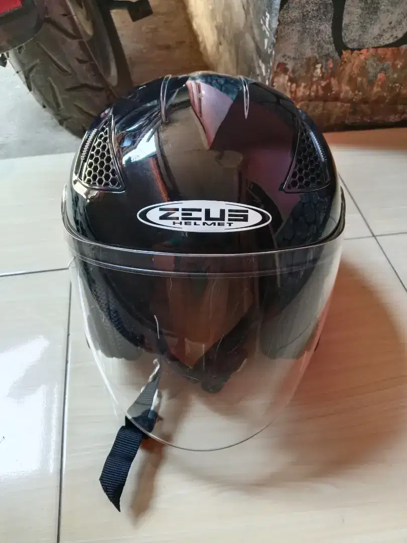 Helm Zeus 610 bekas