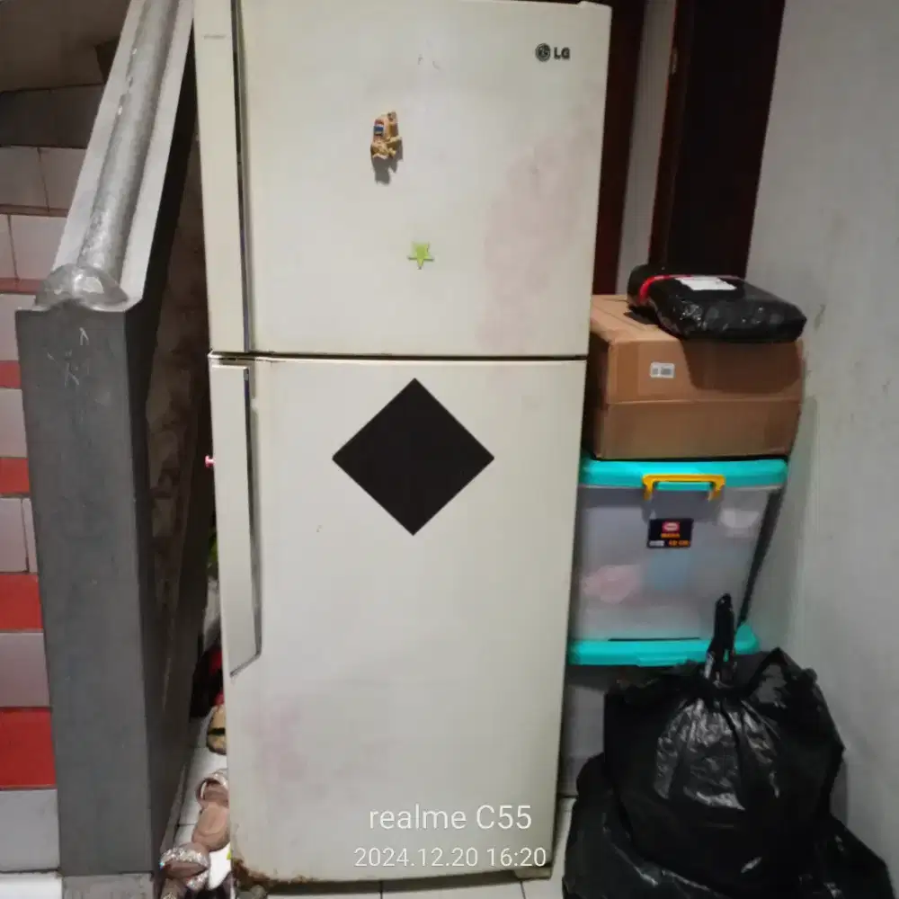 Kulkas LG dua pintu kondisi tdk dingin