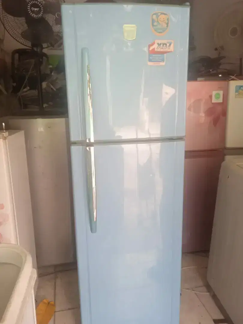 Kulkas Toshiba glacio warna biru 2 pintu