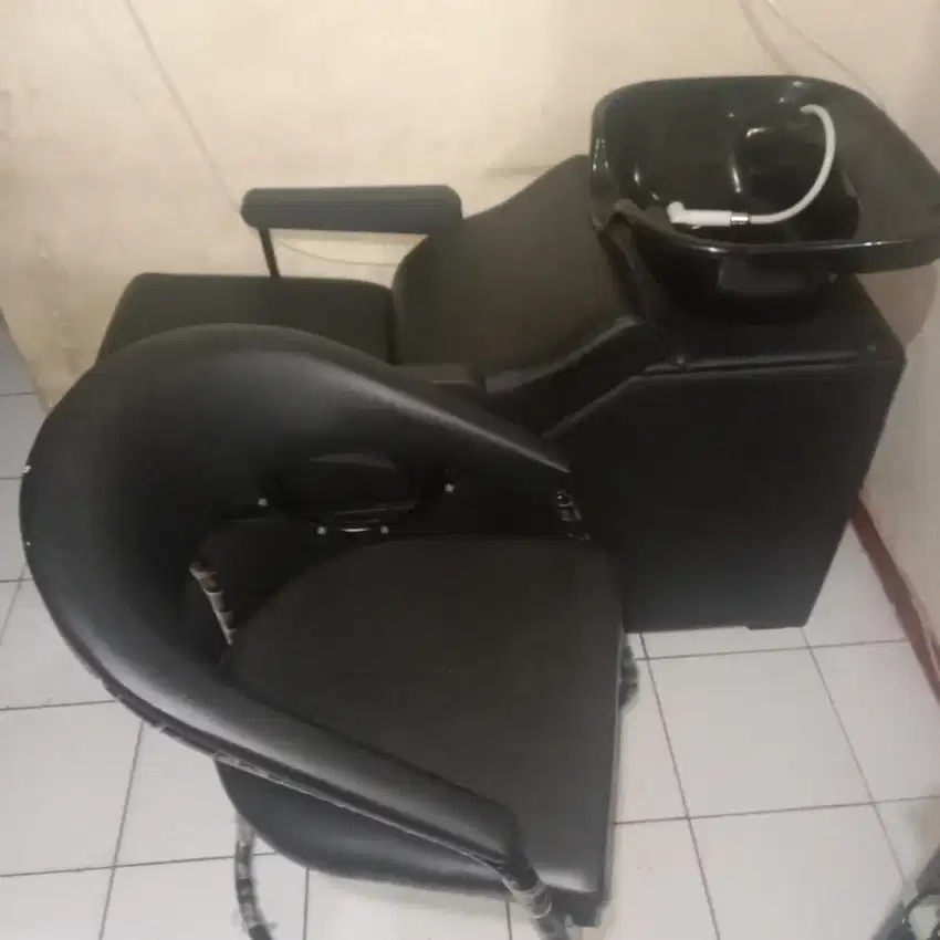 Jual keramasan, bangku Salon dan kaca salon, rak, catokan, shower.