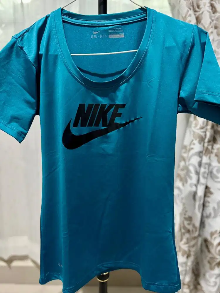 Baju olahraga wanita