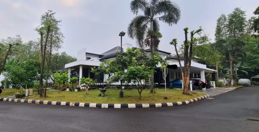 Rumah asri Menteng Bintaro Jaya luas dan murah posisi di hook