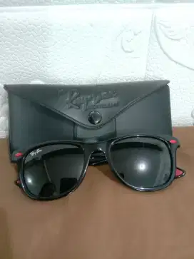 Kacamata Rayban.