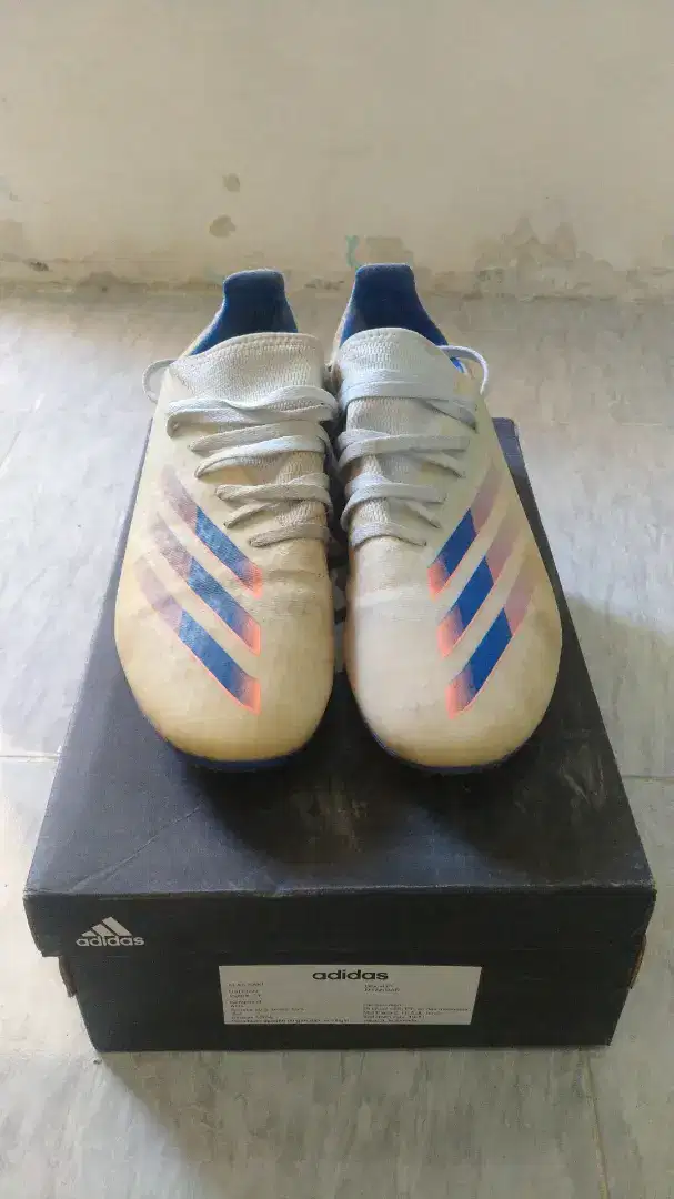 Sepatu bola Adidas