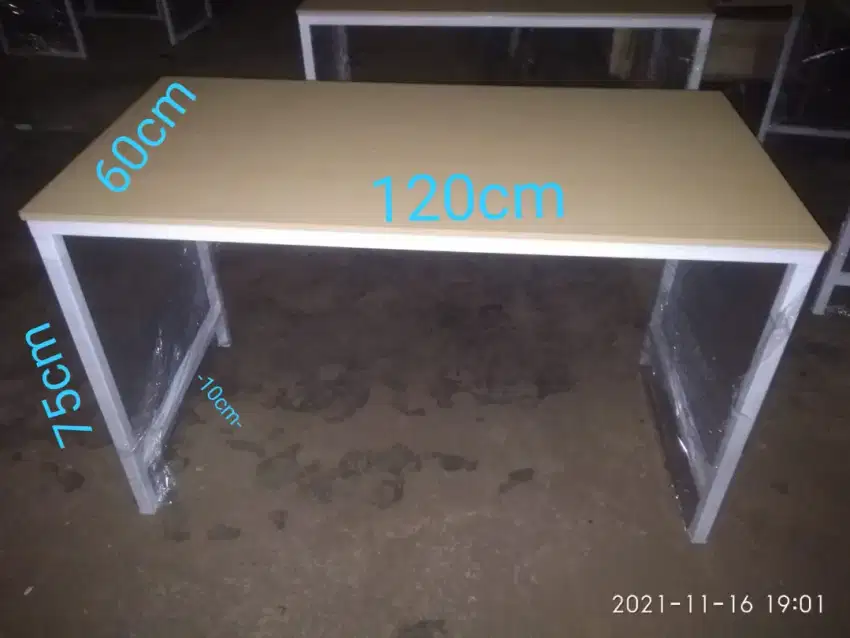 Meja kerja paten A