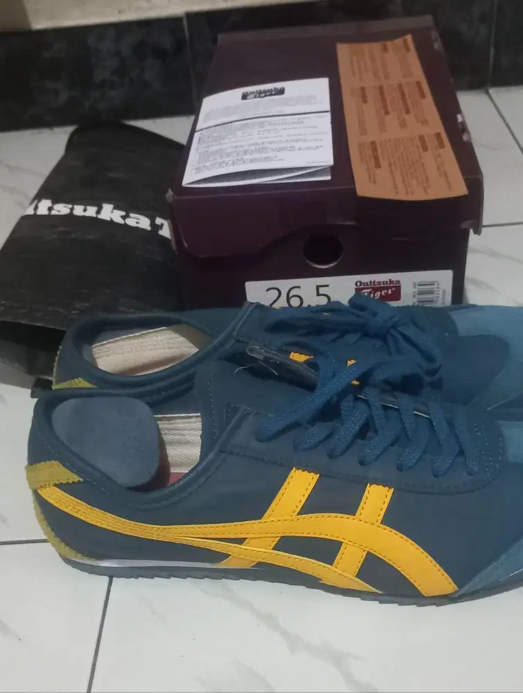 Size 42 snekers pria