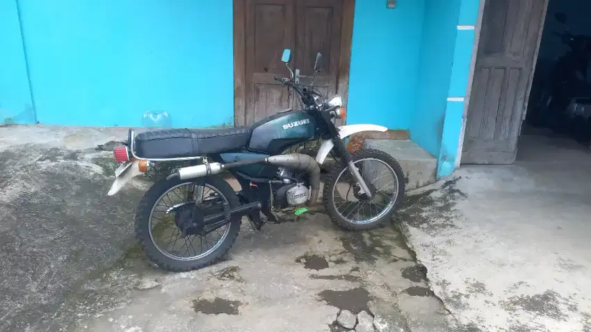 Motor antik suzuki A100 model vintage trail