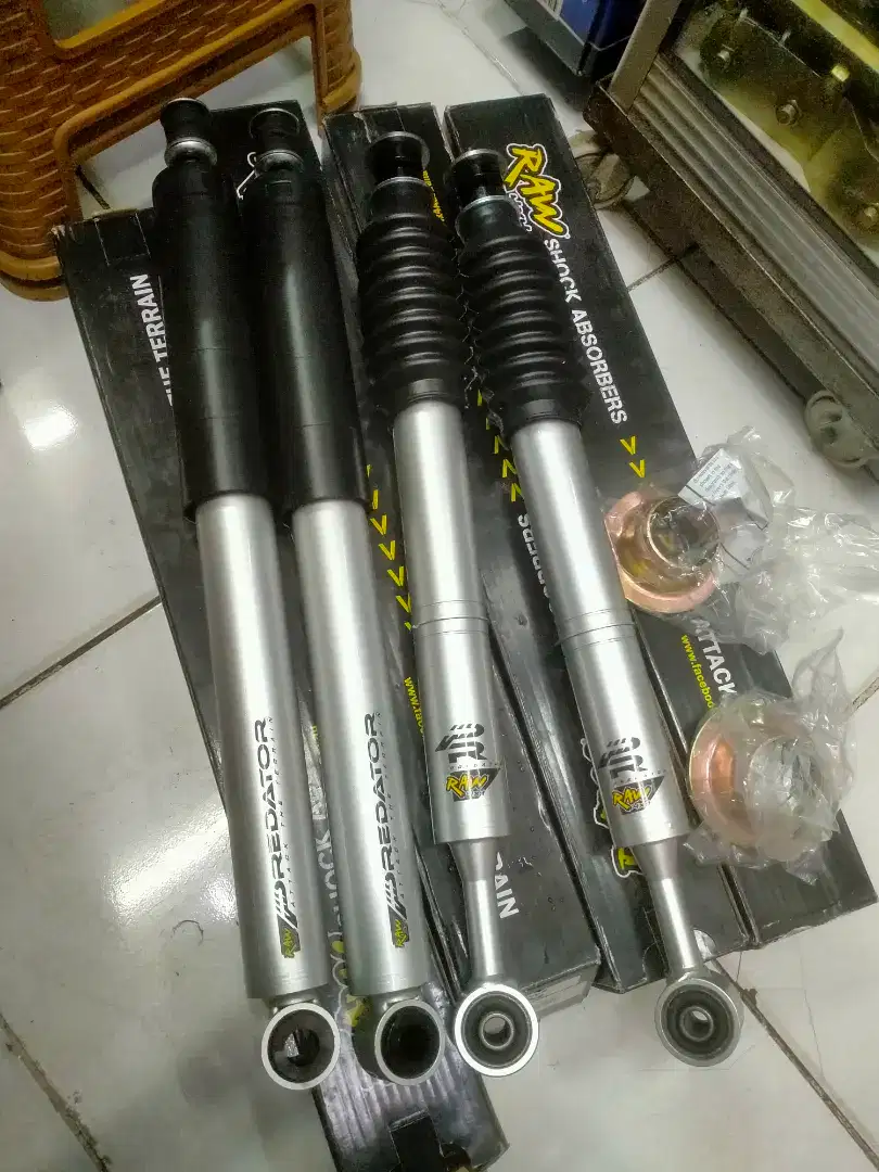 Shock absorber buat mobil Toyota Fortuner merk RAW predator dpn blkg