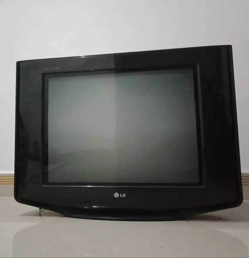 Dijual TV LG tabung Slim 21 inch warna black