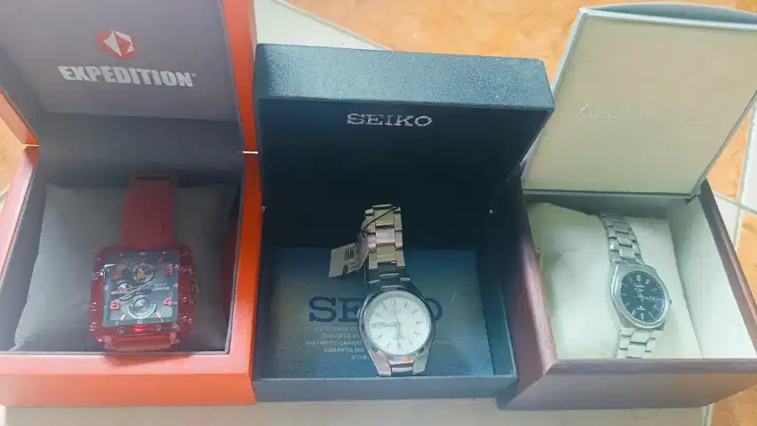 Jam branded seken dan baru