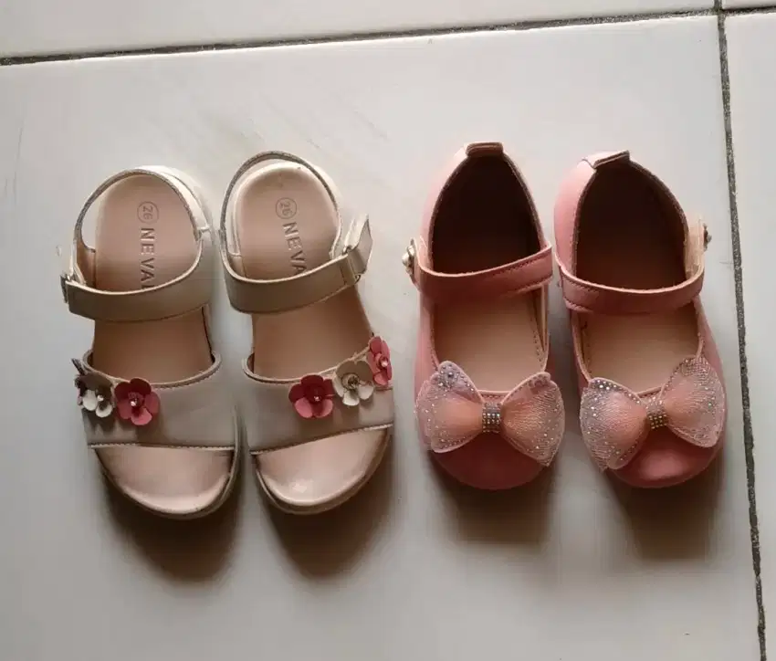 Dijual 2 pasang sepatu anak cewek, masih bagus