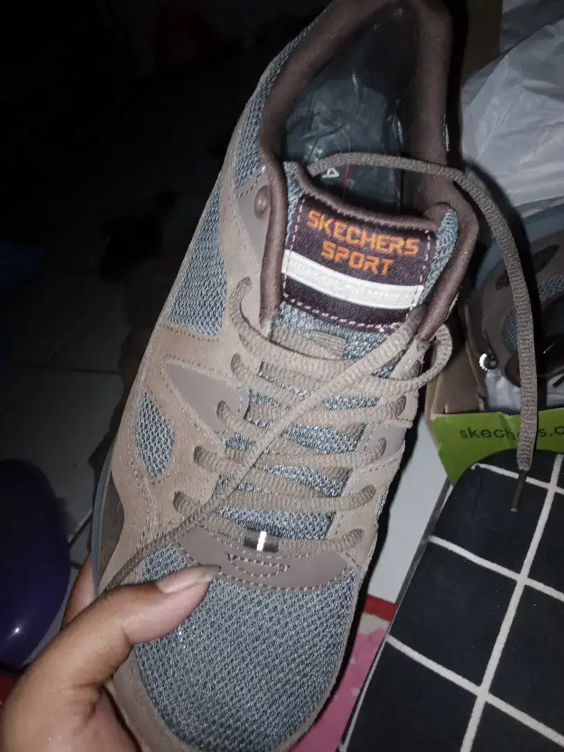 Sepatu Skechers brown