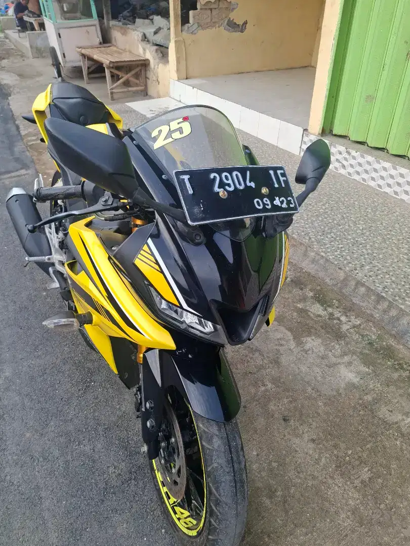 Yamaha R 15 V3 kuning