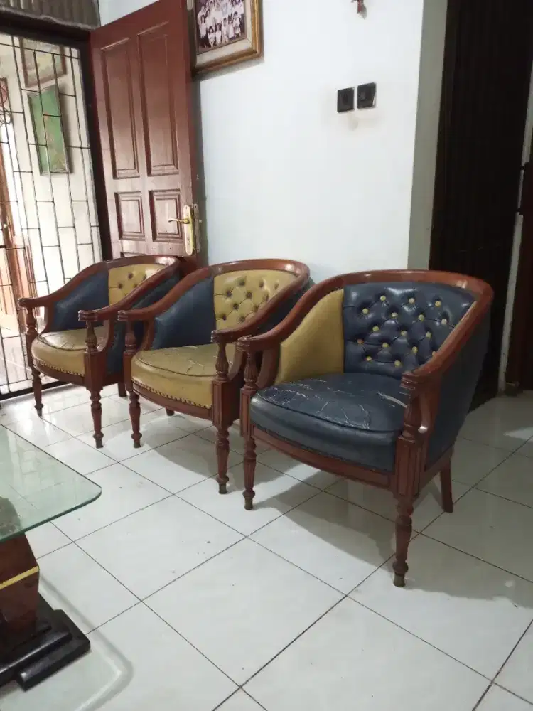 Kursi jati tua ruang tamu