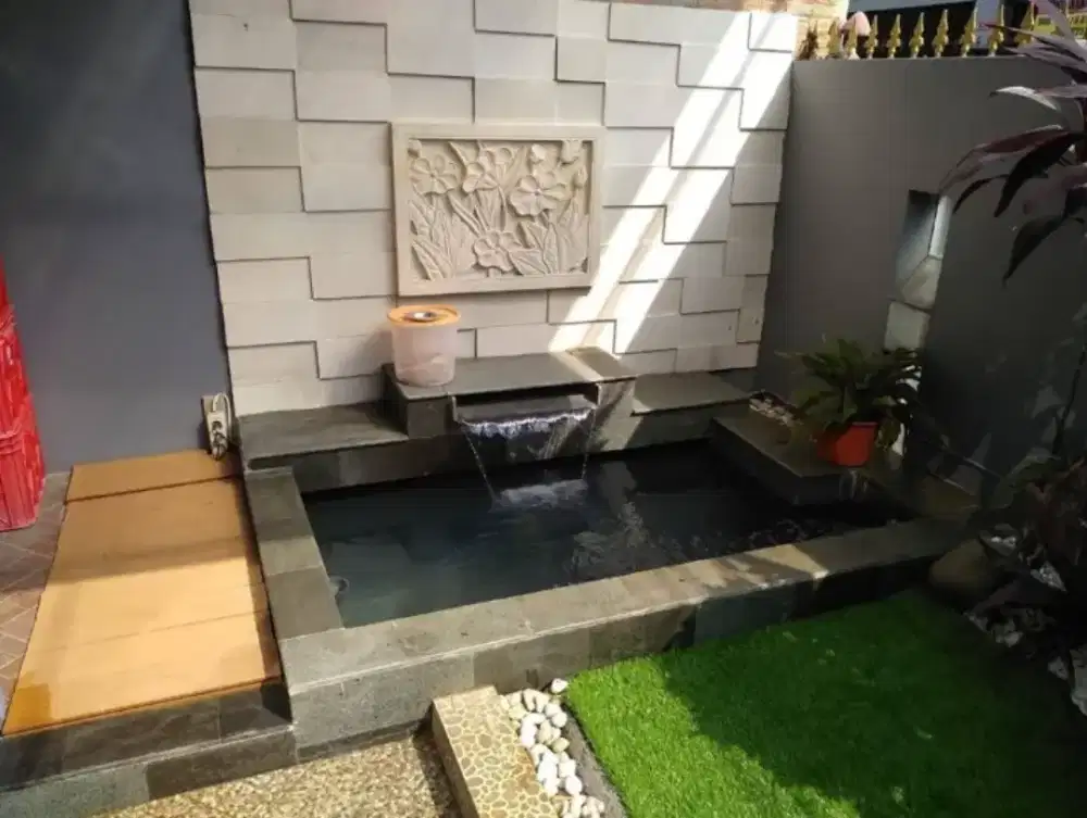 Kolam koi emas karasi