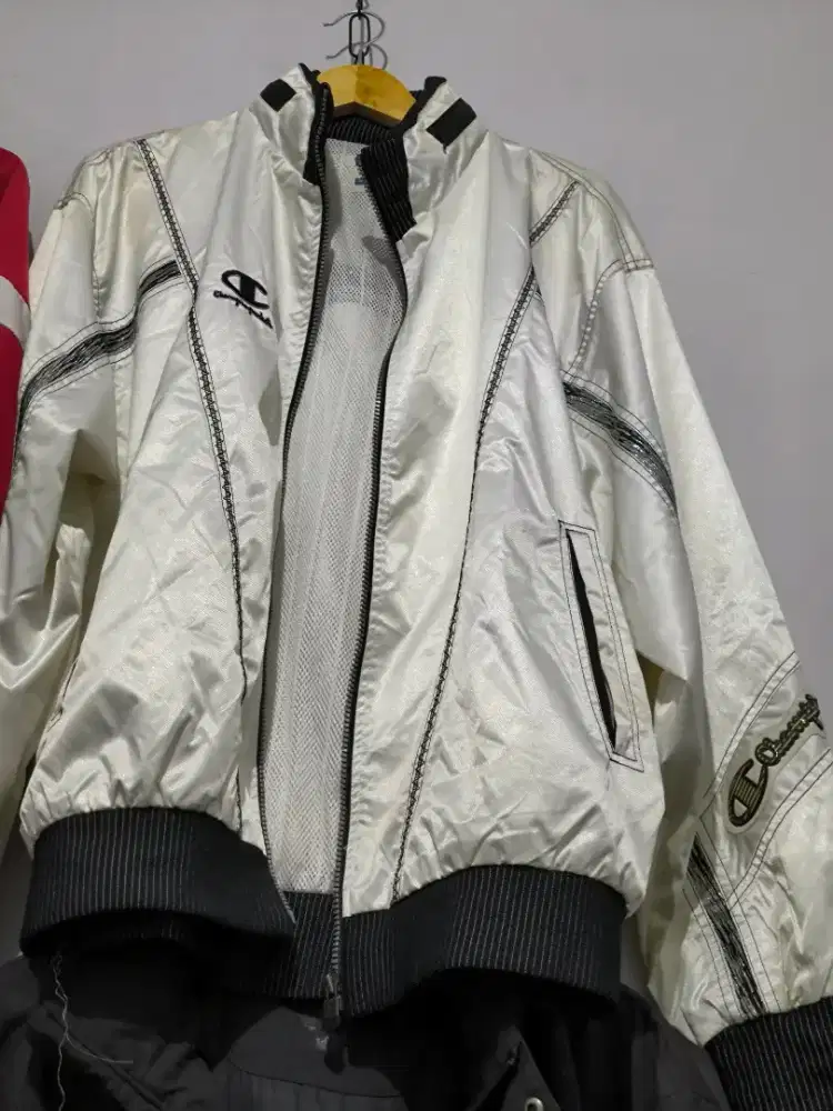 Jaket wb champion tahun 1990 vintage abis