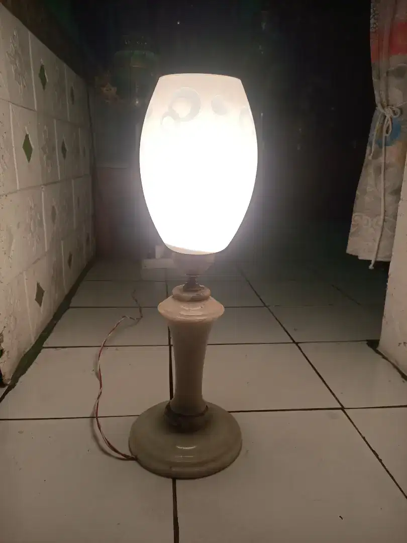 Lampu Meja Dari Marmer Antik