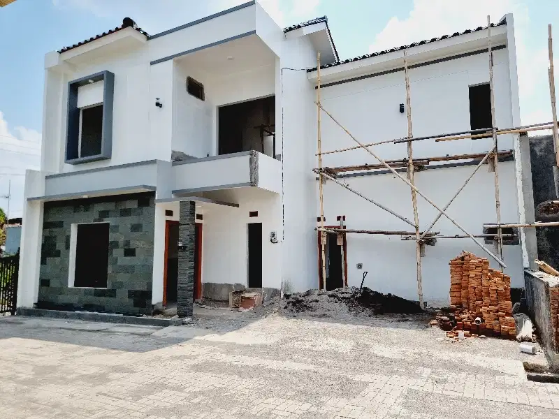 Rumah Mewah 2 Lt Di Town House Solo Kota