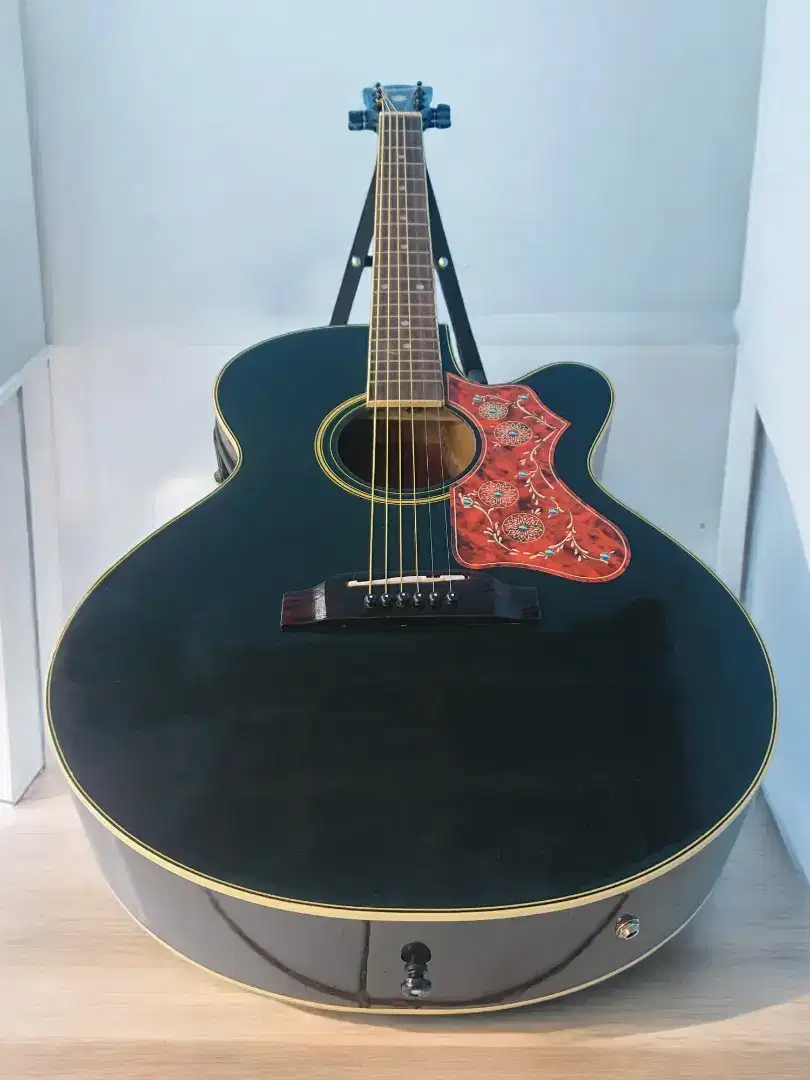 Gitar akustik elektrik gibson j200