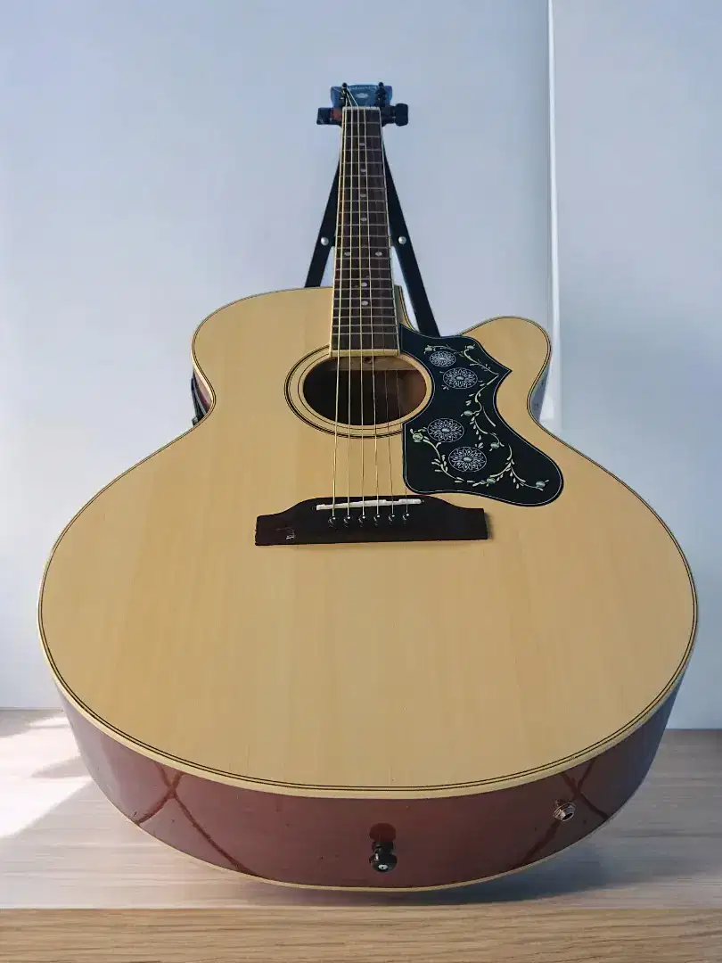 Gitar akustik elektrik gibson j200