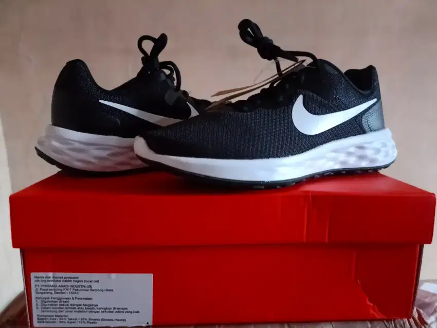 (NEW BNIB ORI) Nike Revolution 6 Black size 42,5 & 43 official Nike