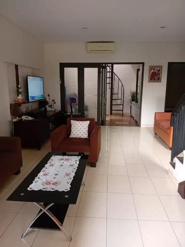 Rumah cantik Raffles Hills depan Mall