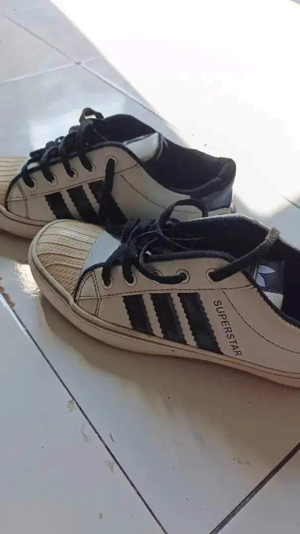 Sepatu adidas superstar