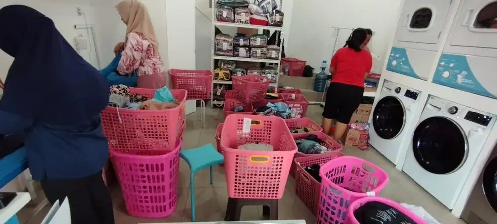 Karyawan setrika laundry