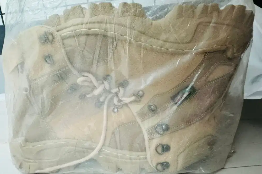 Sepatu boots cocok utk kerja atau jalan , travel , dll