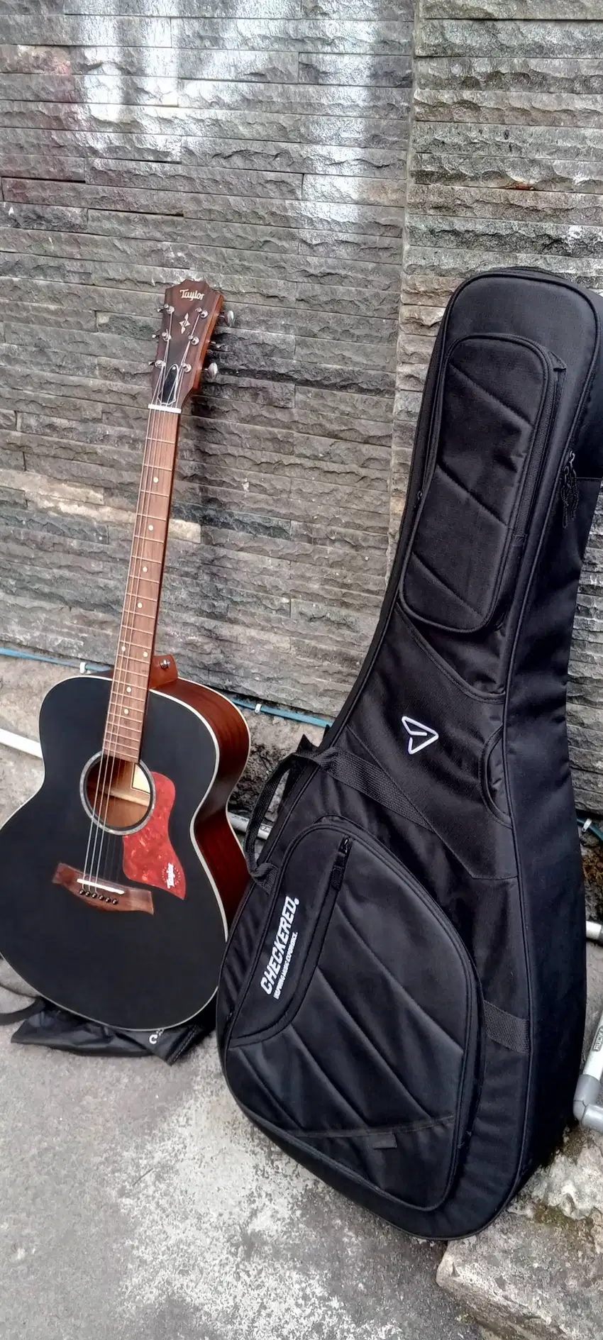 Gitar akustik merek Taylor kondisi baru,