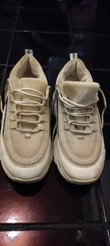 Sepatu sneaker Dr kelvin