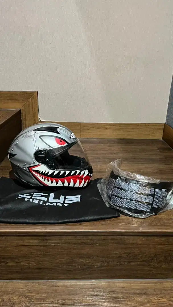 helm zeus 811C shark full face