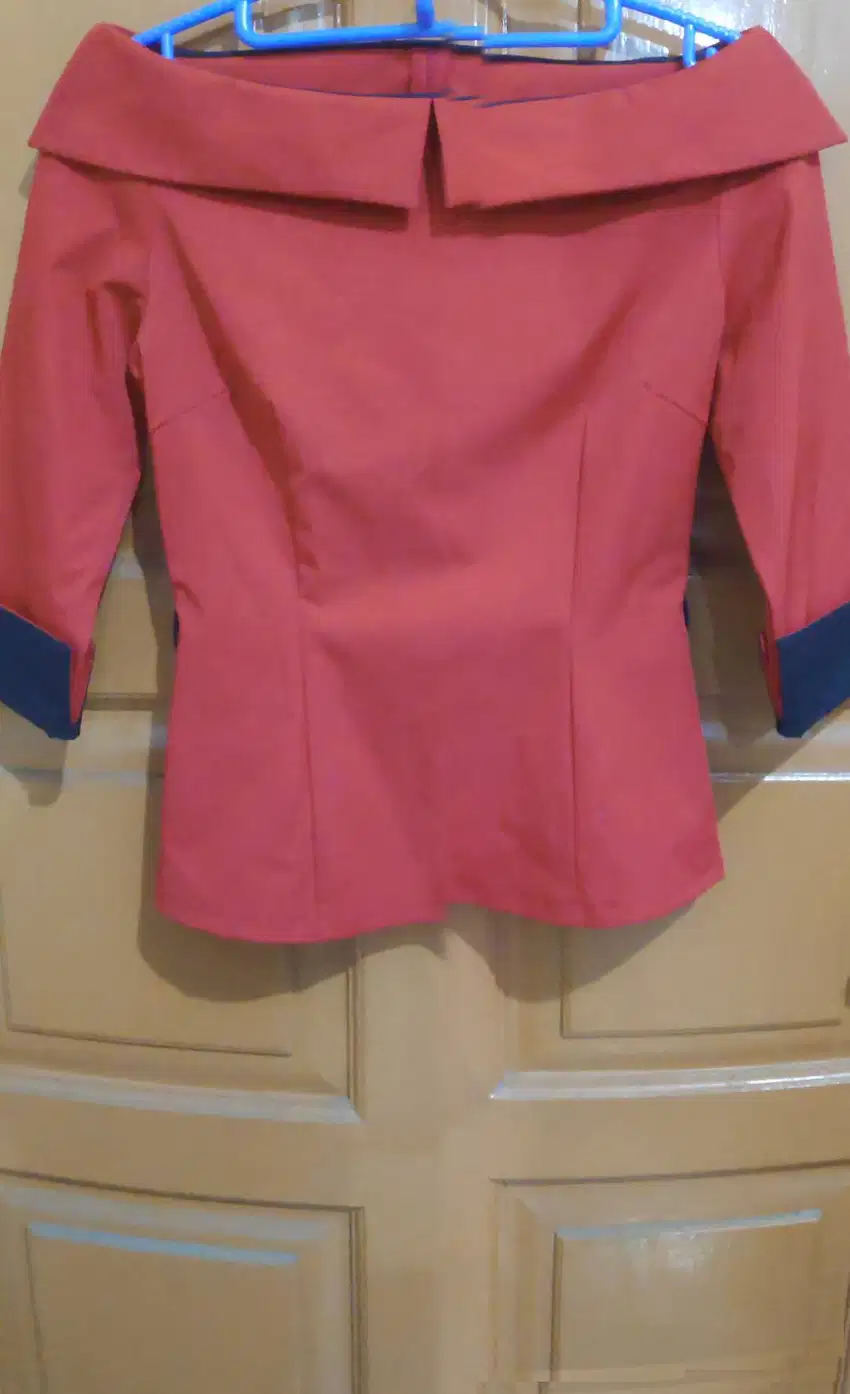 Blouse Merah kraag hitam, lengan 3/4