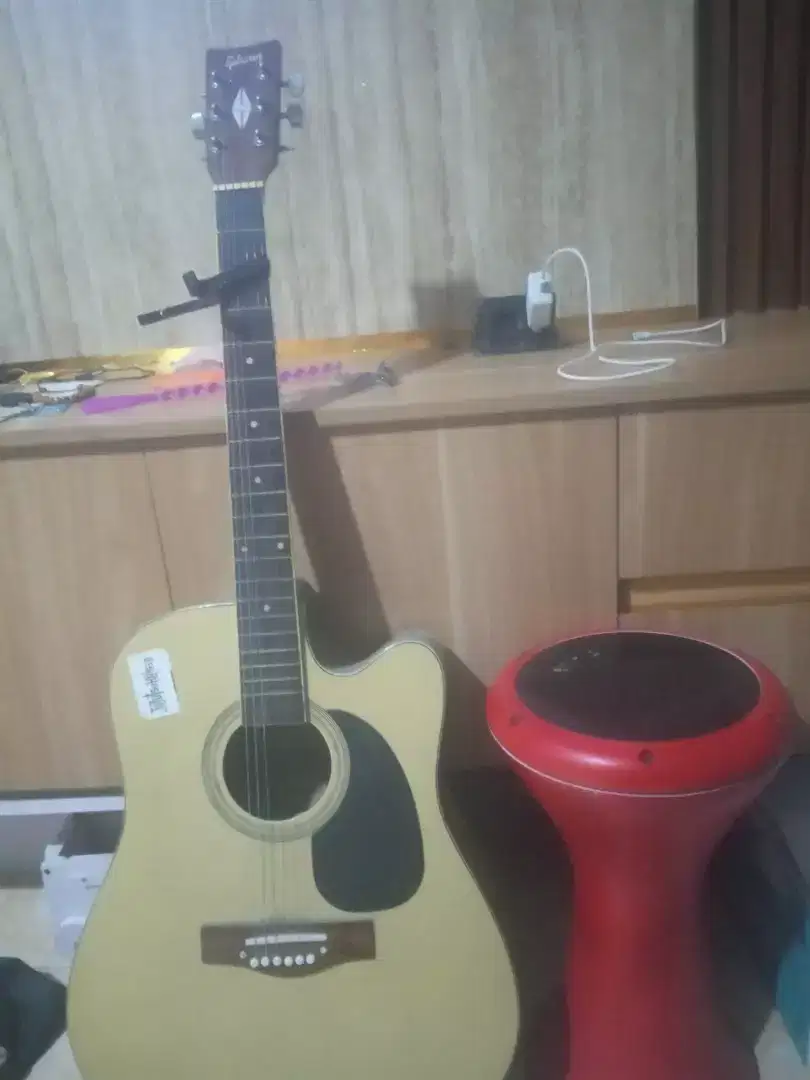 gitar akustik elektrik merk gibson dan  darbuka