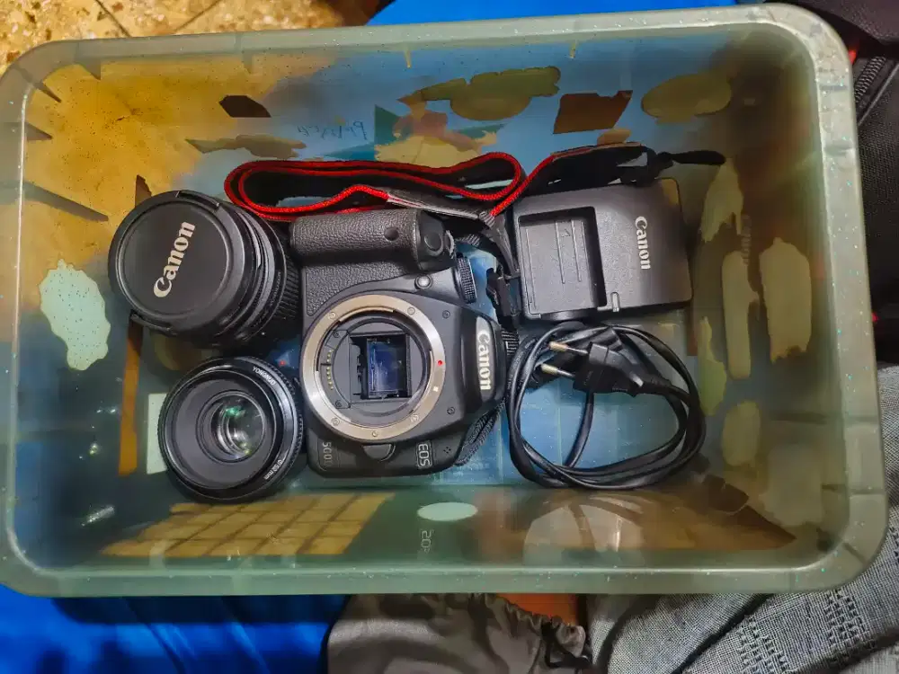 Canon 500d lensa kit + batrai grip