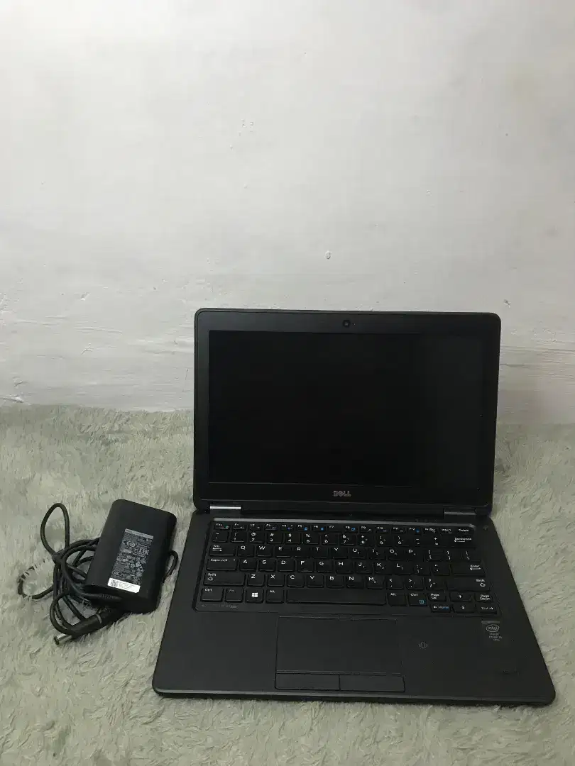 Laptop Dell Latitude e7250 i5-5300u SSD Kondisi Mulus